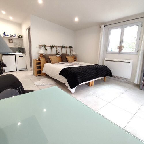 Studio ind. dans villa Castelnau centre, pkg gratuit ext, proximité cl. du Parc.