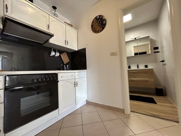 Frigorifero, forno, piano cottura, pentole/stoviglie/utensili