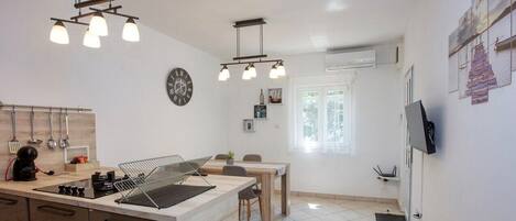 Jääkaappi, uuni, liesi, leivänpaahdin