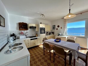 Fridge, oven, stovetop, dishwasher