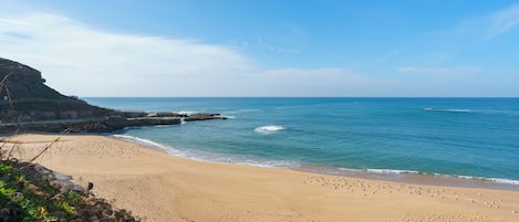 Plage, chaises longues, serviettes de plage