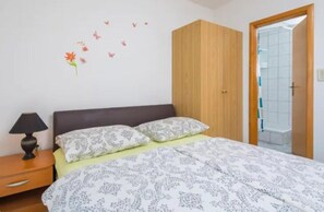 4 bedrooms, iron/ironing board, WiFi, bed sheets