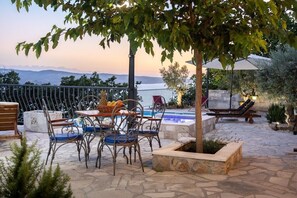 Outdoor dining - NEW! Lovely Villa With Heated Pool and Sea View (Omis - Split Region)