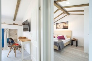 4 bedrooms, iron/ironing board, WiFi