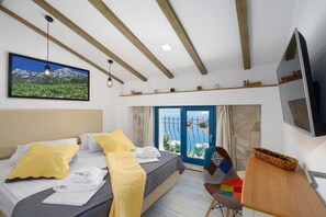 4 bedrooms, iron/ironing board, WiFi