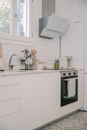 Fridge, oven, stovetop, dishwasher