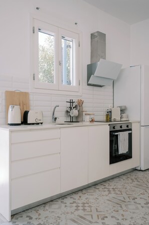 Réfrigérateur, four, plaque de cuisson, cafetière/bouilloire