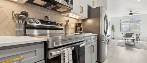 Réfrigérateur, four à micro-ondes, un four, surface de cuisson