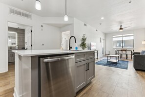 Refrigerador, microondas, horno, placa de cocina
