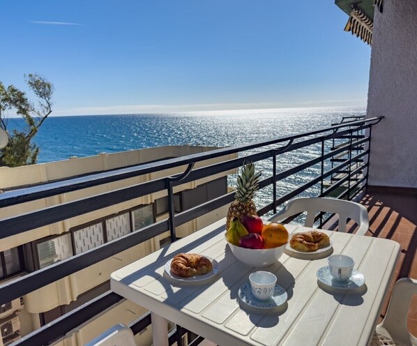 Outdoor dining - Mediterráneo 6-9: Charming Beachfront Studio with Stunning Sea Views. (Marbella)