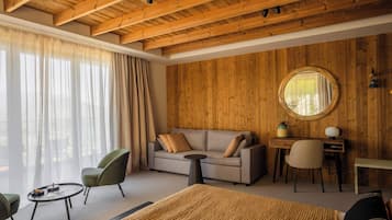 Premium Double Room Panoramic View with Loggia #1 | Escritorio, sistema de insonorización, wifi gratis