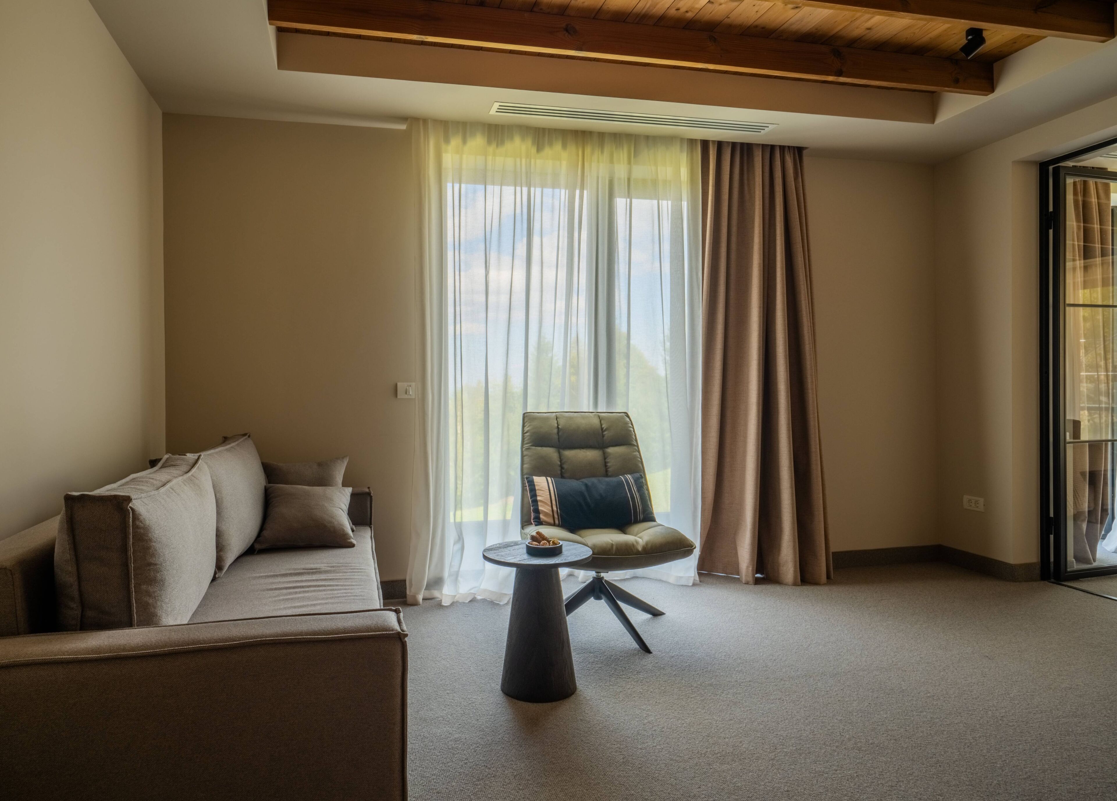 Ein Wohnzimmer mit einer Couch, einem Sessel und einem Couchtisch.