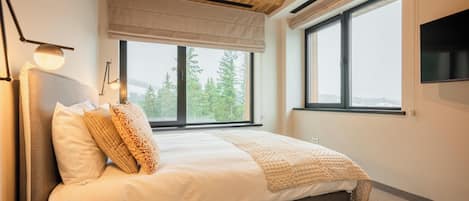 Timeless Two Bedroom Apartment, Panoramic view with roof top terrace #14 | Desk, soundproofing, free WiFi
