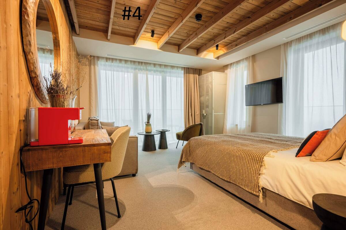 Premium Double Room, Panoramic View, Bathtub and Loggia #4 #10 | 書桌、隔音、免費無線上網