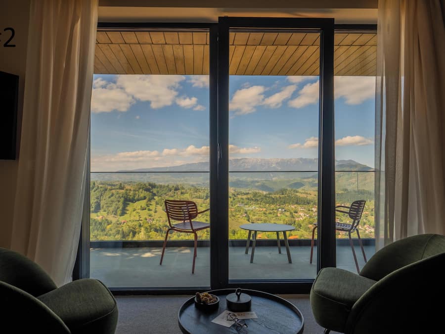 Desk, soundproofing, free WiFi