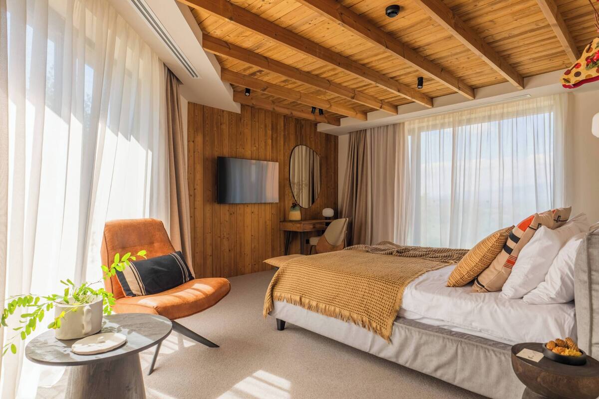 Premium Double Room, Panoramic view with balcony #8 | 書桌、隔音、免費無線上網