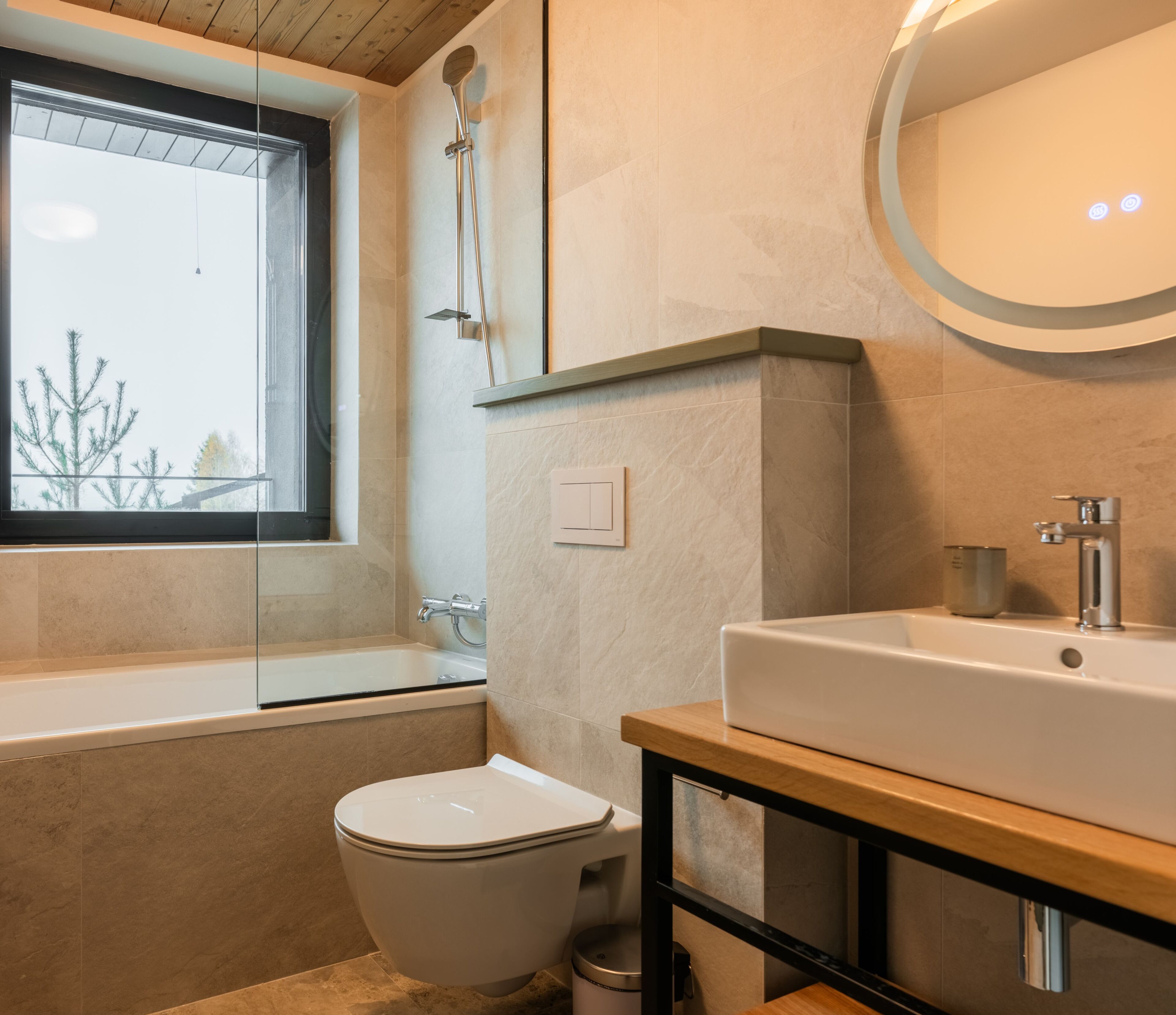 Premium Double Room, Panoramic View, Bathtub and Loggia #4 #10 | Baño | Secador de pelo, albornoces, zapatillas y toallas
