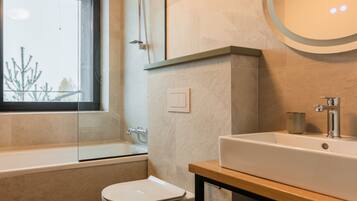 Premium Double Room, Panoramic View, Bathtub and Loggia #4 #10 | Baño | Secador de pelo, albornoces, zapatillas y toallas