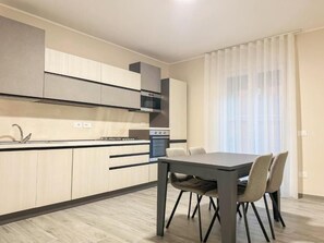 Apartment, Balkon | Wohnbereich | Flachbildfernseher