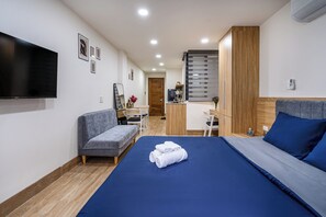 1 habitación, escritorio, tabla de planchar con plancha y wifi