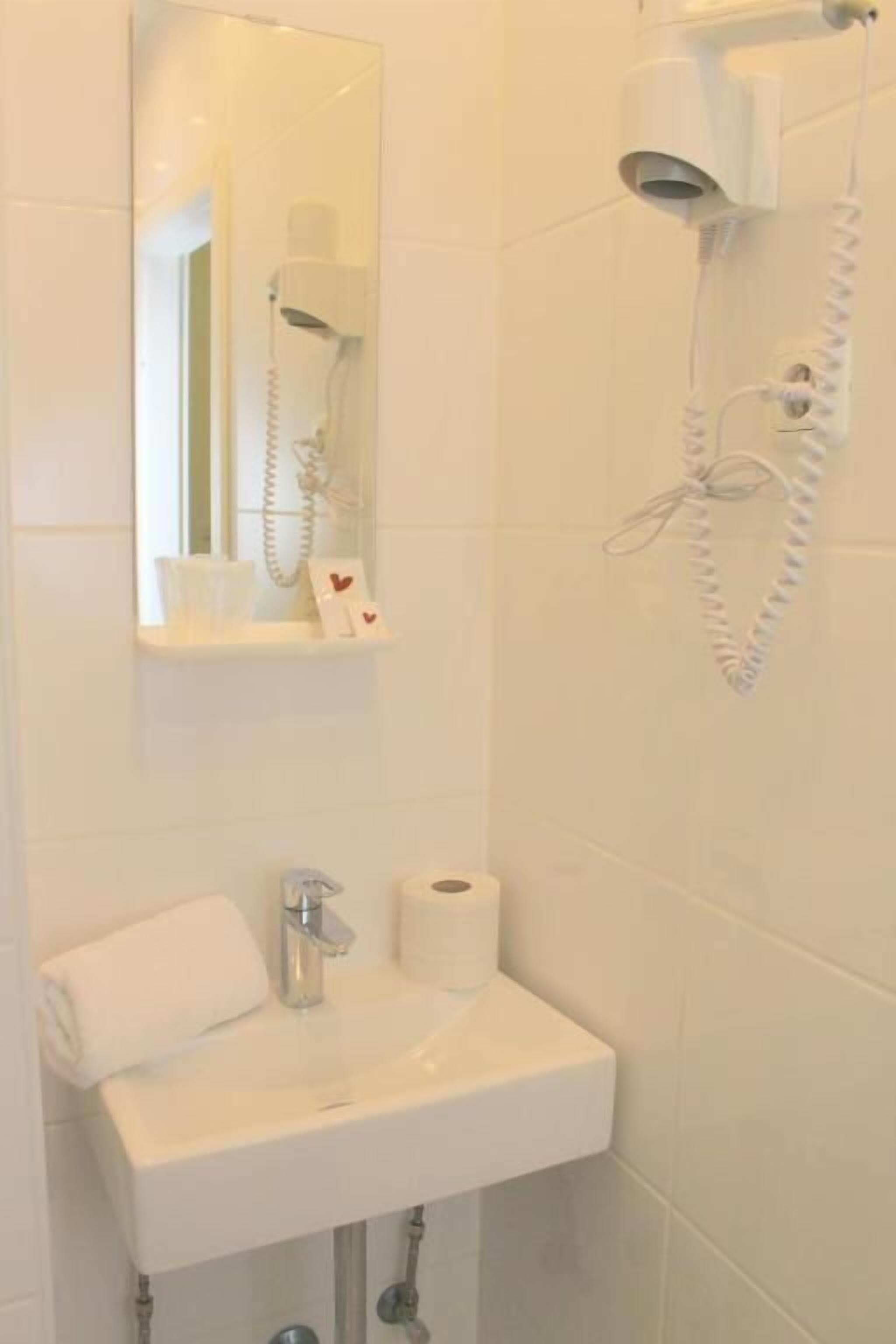 Economy-Einzelzimmer | Badezimmer | Dusche, kostenlose Toilettenartikel, Haartrockner, Seife