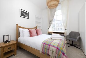 Superior Apartment, City View | 2 bedrooms, iron/ironing board, free WiFi, bed sheets - Bright and Modern Flat with desk (Edinburgh)