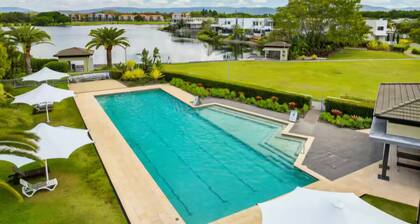 3BR, 2BA Unit with Pool, Parking & BBQ in Gold Coast