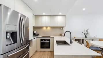 Kühlschrank, Mikrowelle, Ofen, Herdplatte