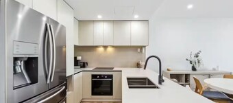 3BR, 2BA Unit with Pool, Parking & BBQ in Gold Coast