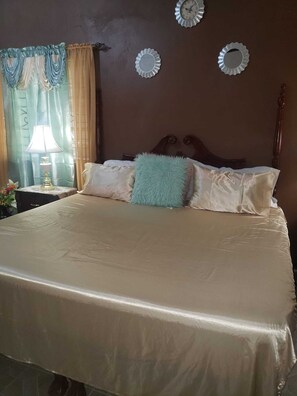 3 slaapkamers, een strijkplank/strijkijzer, wifi, beddengoed