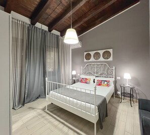 4 bedrooms, desk, iron/ironing board, WiFi
