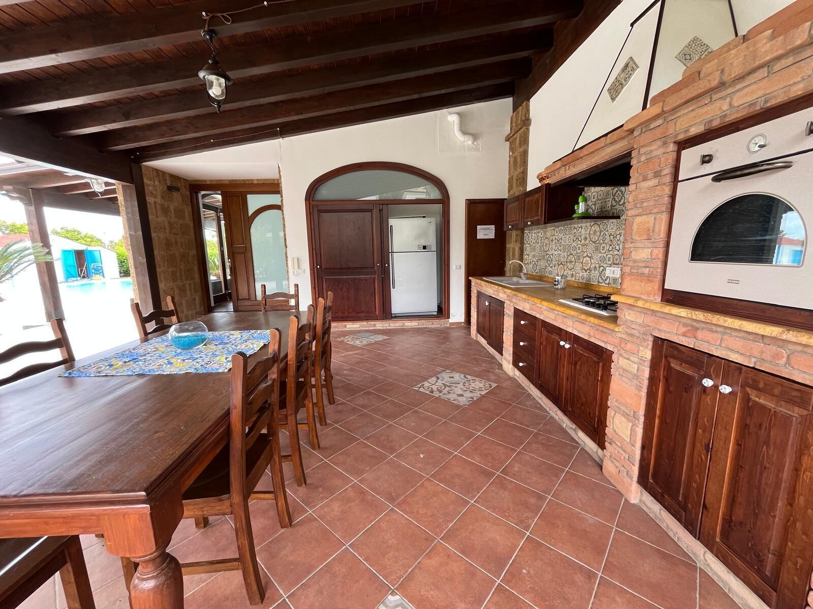 Kühlschrank, Ofen, Herdplatte, Wasserkocher mit Kaffee-/Teezubehör