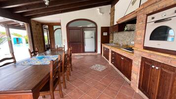 Kühlschrank, Ofen, Herdplatte, Wasserkocher mit Kaffee-/Teezubehör