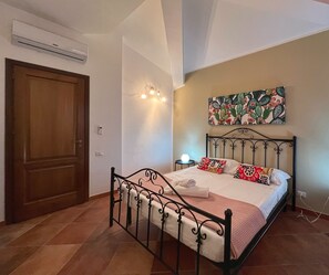 4 bedrooms, desk, iron/ironing board, WiFi