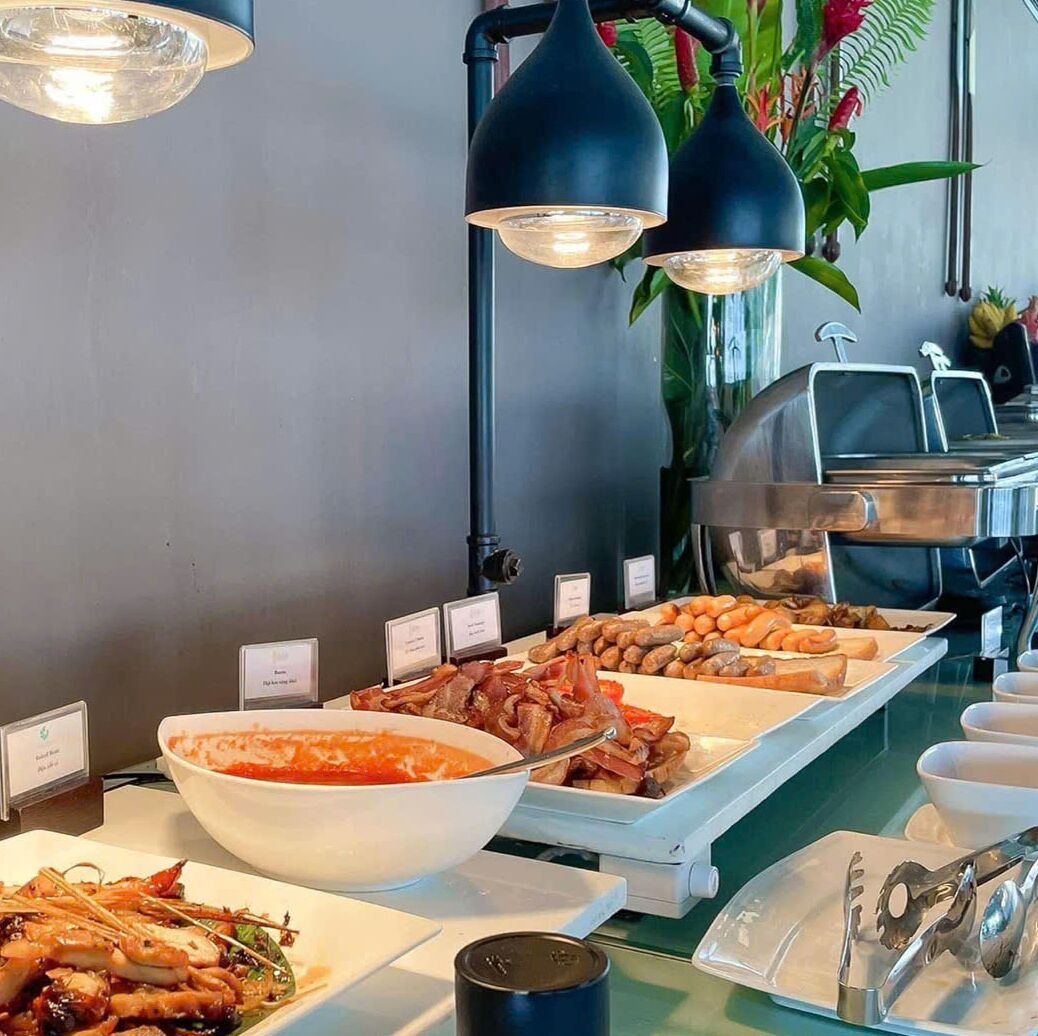 Daily buffet breakfast (VND 470000 per person)