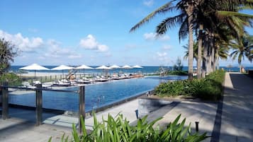 2 outdoor pools
