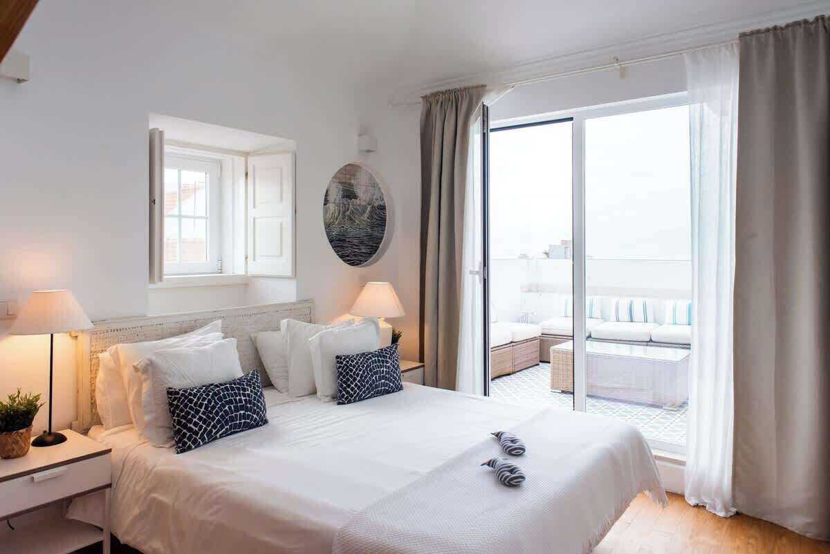 11 bedrooms, desk, iron/ironing board, travel crib