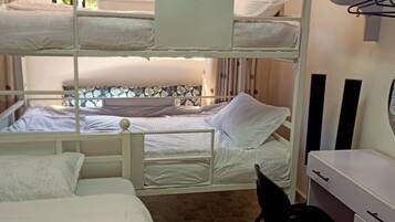 3 bedrooms, desk, iron/ironing board, free WiFi