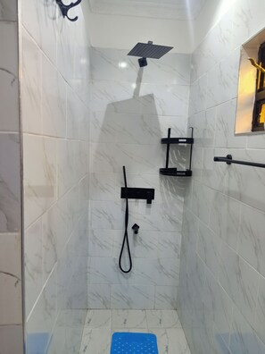 Dusche, Haartrockner, Handtücher, Seife