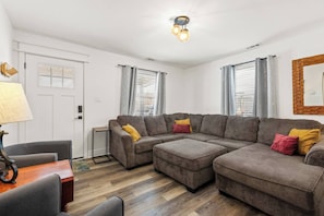Smart TV, chimenea y oficina 