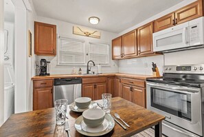 冷蔵庫、オーブン、コンロ、コーヒー / ティーメーカー