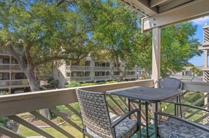 Outdoor dining - Cozy Beach Condo - Steps to Ocean (Myrtle Beach)