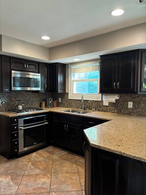 冷蔵庫、電子レンジ、オーブン、コンロ