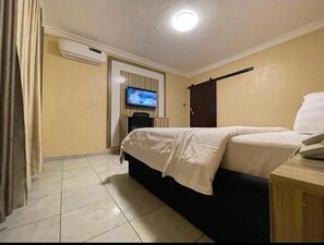 Bureau, espace de travail pour ordinateur portable, Wi-Fi gratuit