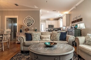 Nhà, 3 phòng ngủ, ban công, quang cảnh vườn | Khu phòng khách