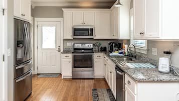 Bungalow, 3 Bedrooms, Balcony, Garden View | Private kitchen