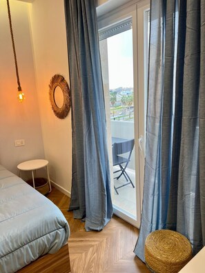 Doppia Deluxe, balcone, vista mare | Una scrivania, Wi-Fi gratuito