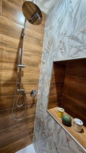 Habitación Deluxe doble, balcón, vistas al mar | Baño | Ducha, artículos de higiene personal gratuitos y secador de pelo