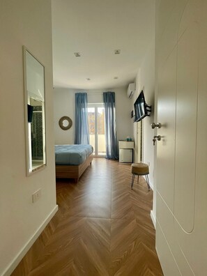 Doppia Deluxe, balcone, vista mare | Una scrivania, Wi-Fi gratuito