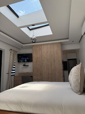9 bedrooms, iron/ironing board, WiFi, bed sheets